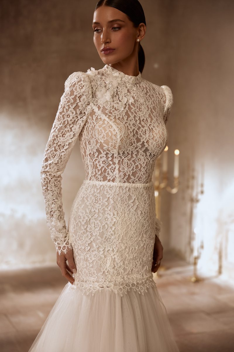 Robe de mariée deux en un, dentelle et manches longues, volume amovible — Chastity par Olya Mak, vue 2, showroom MADAMOON Paris 10e