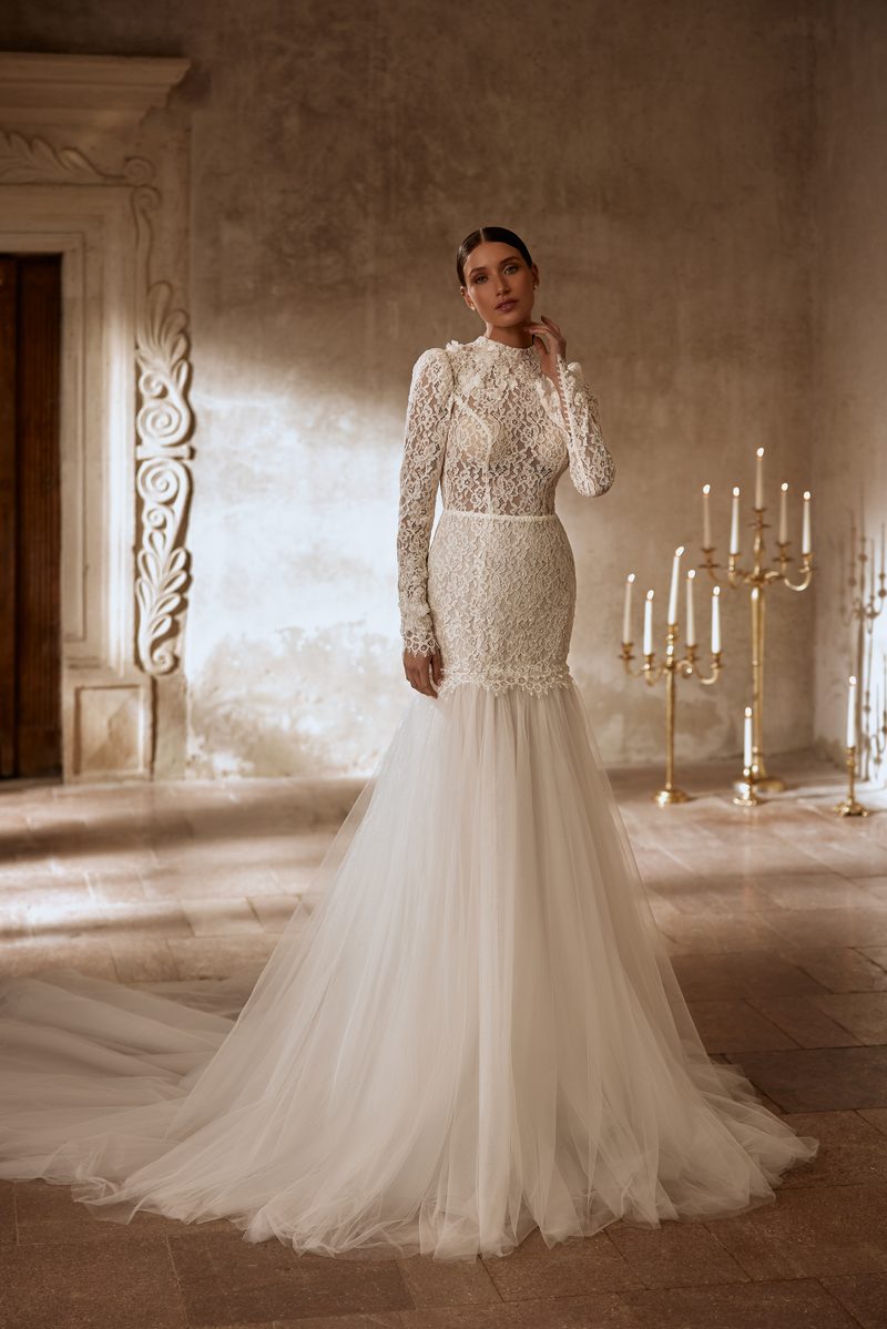 Robe de mariée deux en un, dentelle et manches longues, volume amovible — Chastity par Olya Mak, vue 3, showroom MADAMOON Paris 10e