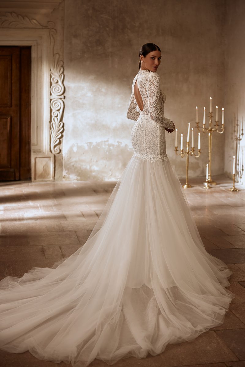 Robe de mariée deux en un, dentelle et manches longues, volume amovible — Chastity par Olya Mak, vue 4, showroom MADAMOON Paris 10e