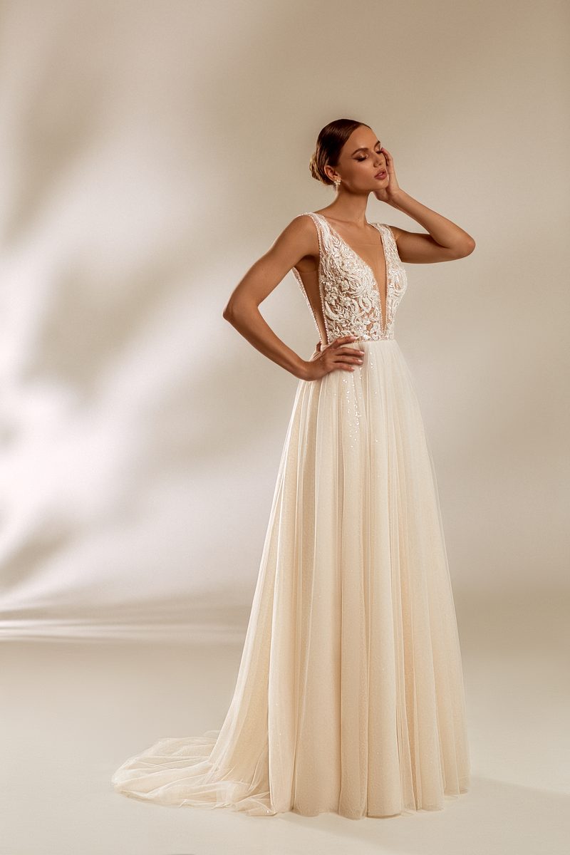 Robe de mariée fluide, tombé longiligne — modèle Agnessa, showroom MADAMOON Paris 10e