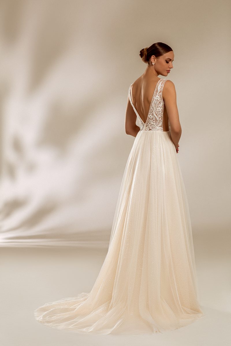 Robe de mariée fluide, tombé longiligne — modèle Agnessa, vue 2, showroom MADAMOON Paris 10e