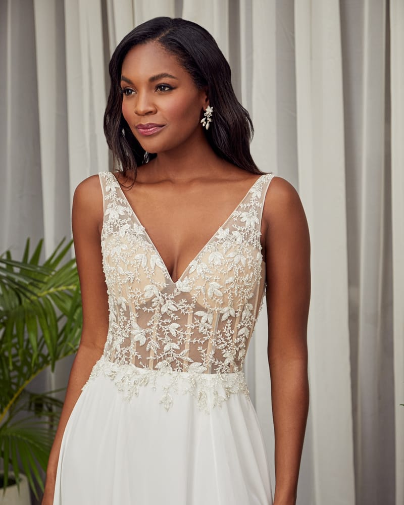 Robe de mariée fluide, dentelle et fente — Maribel par Casablanca Bridal, showroom MADAMOON Paris 10e