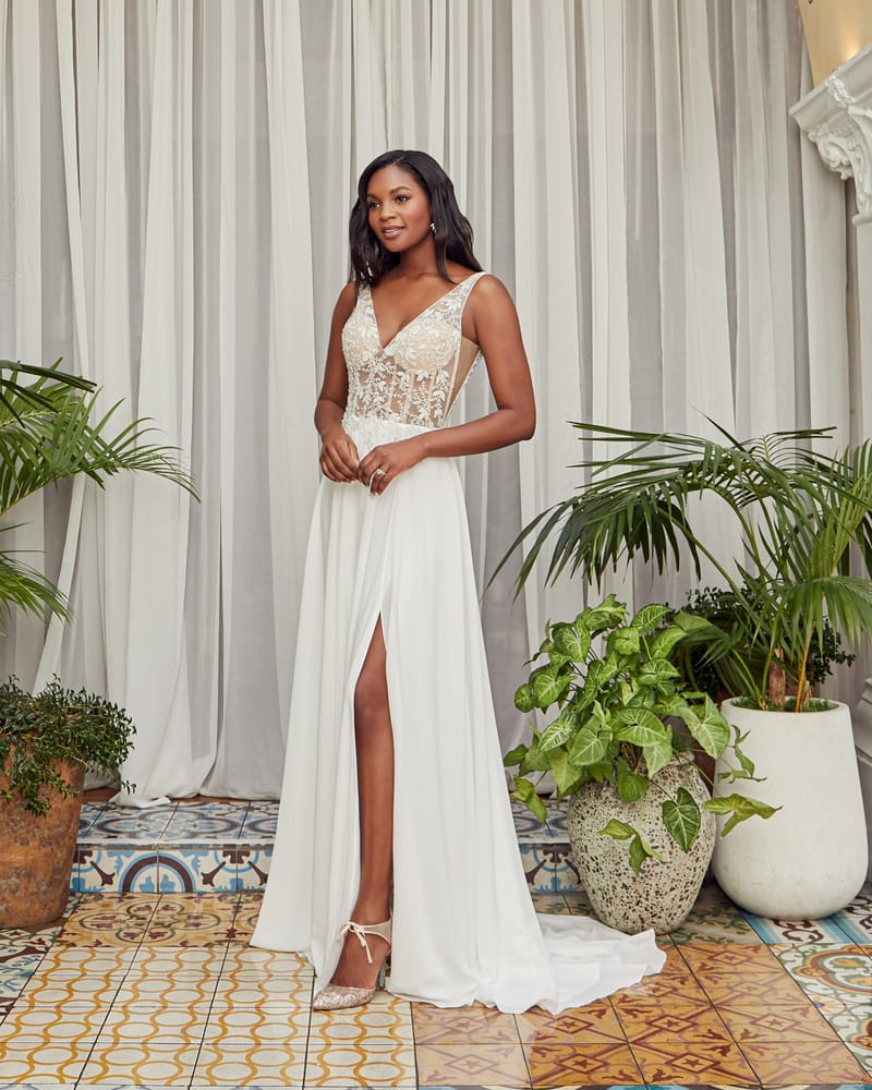 Robe de mariée fluide, dentelle et fente — Maribel par Casablanca Bridal, vue 2, showroom MADAMOON Paris 10e