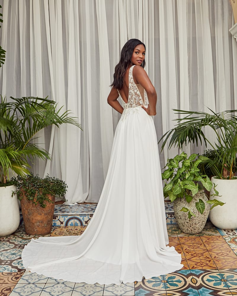Robe de mariée fluide, dentelle et fente — Maribel par Casablanca Bridal, vue 3, showroom MADAMOON Paris 10e
