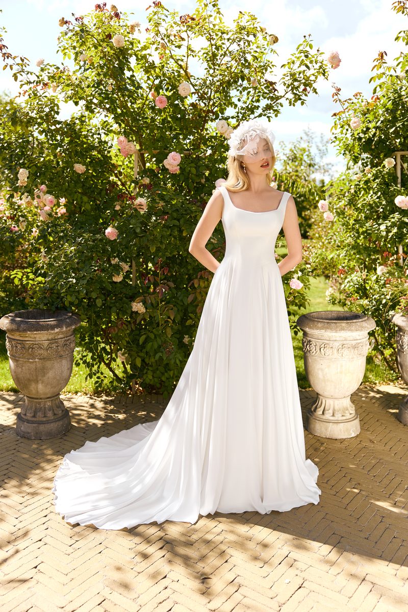 Robe de mariée minimaliste — showroom MADAMOON Paris 10e