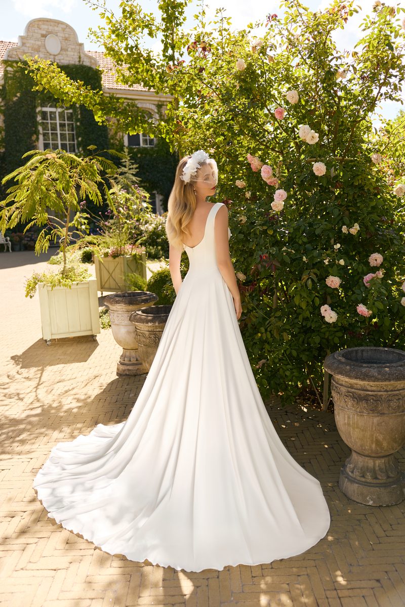 Robe de mariée fluide, ligne intemporelle — Marie par Monica Loretti, vue 2, showroom MADAMOON Paris 10e