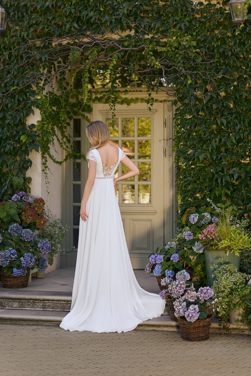 Robe de mariée fluide à taille haute — Mathilda par Monica Loretti, vue 2, showroom MADAMOON Paris 10e