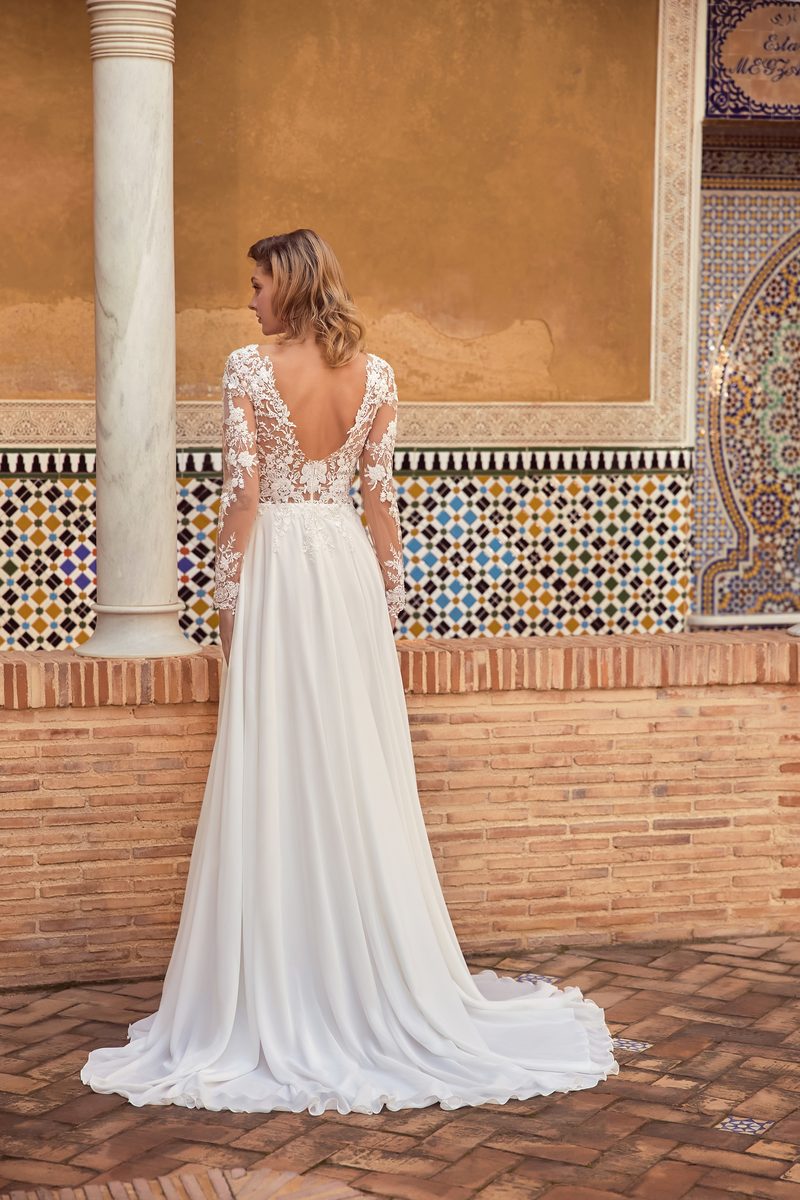 Robe de mariée fluide, mousseline, dentelle florale et manches illusion — Murielle par Monica Loretti, vue 3, showroom MADAMOON Paris 10e