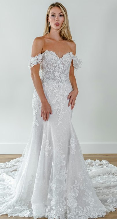 Robe de mariée sirène à motifs floraux, longue traîne — Siddalee par Watters Designs, showroom MADAMOON Paris 10e