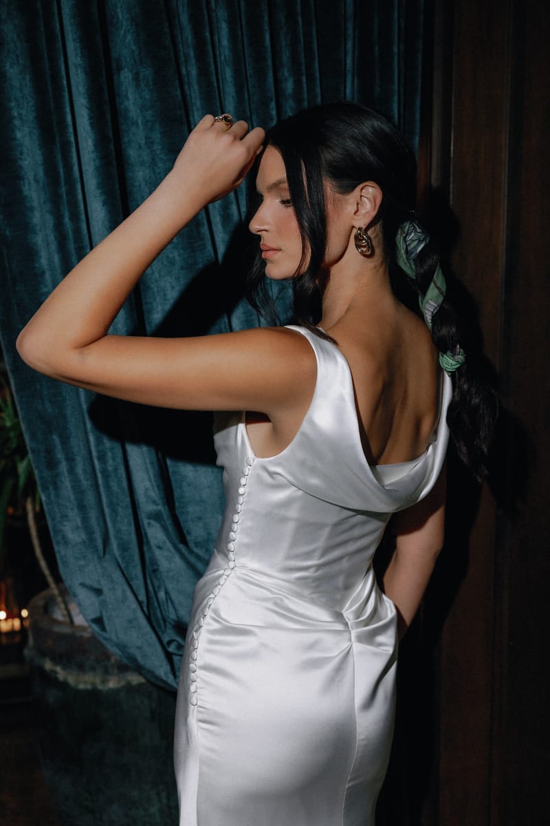 Robe de mariée minimaliste, satin col bénitier, dos boutonné — Amaryllis par Watters Designs, vue 2, showroom MADAMOON Paris 10e