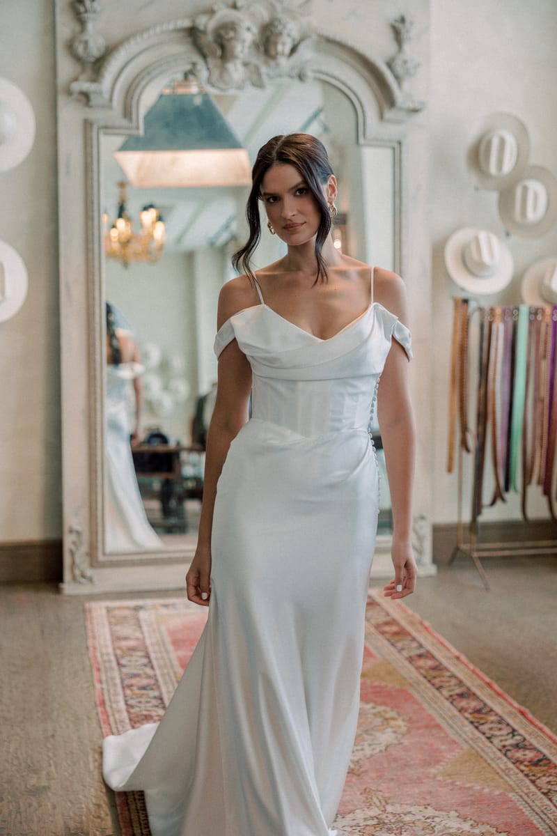 Robe de mariée minimaliste, satin col bénitier, dos boutonné — Amaryllis par Watters Designs, vue 3, showroom MADAMOON Paris 10e