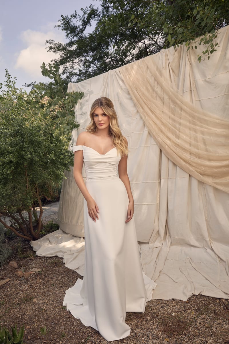 Robe de mariée minimaliste, satin, minimalisme absolu — Dove par Casablanca Bridal, showroom MADAMOON Paris 10e