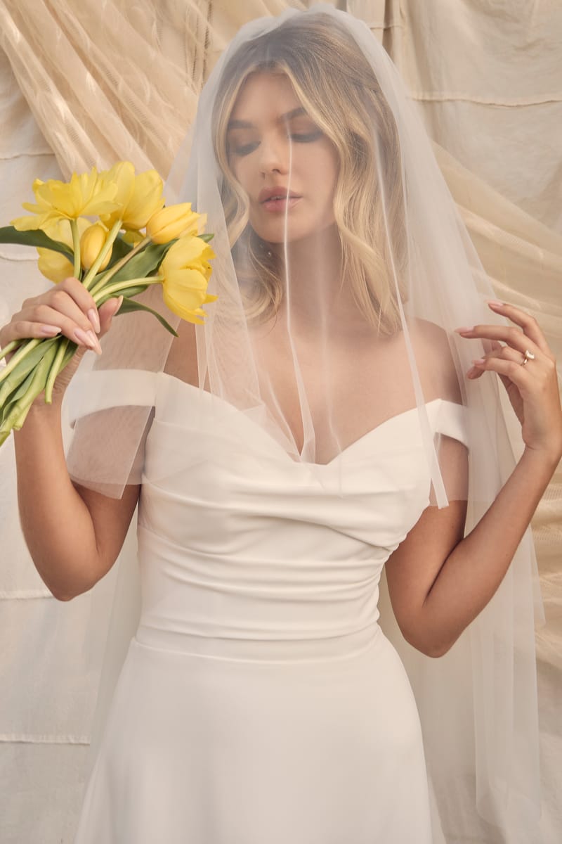 Robe de mariée minimaliste, satin, minimalisme absolu — Dove par Casablanca Bridal, vue 3, showroom MADAMOON Paris 10e