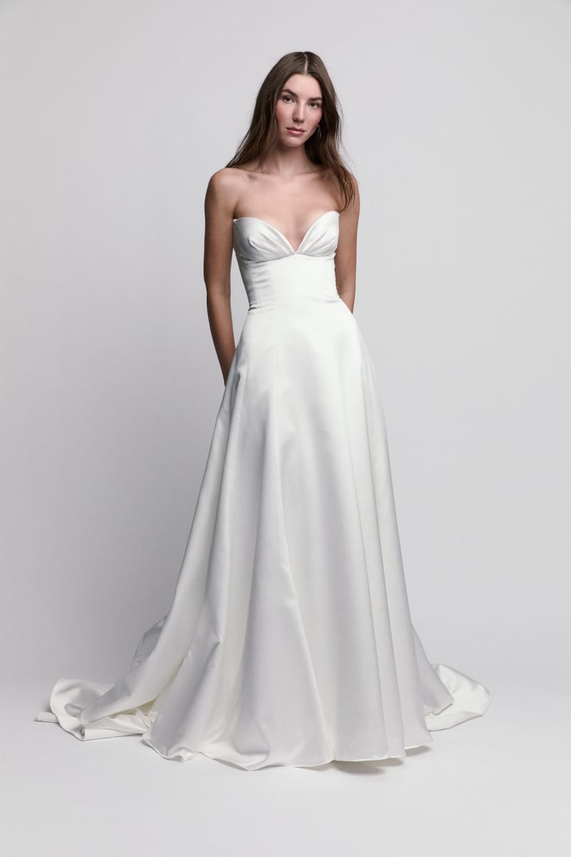 Robe de mariée minimaliste, coupe nette en mikado ivoire — Finell par Watters Designs, showroom MADAMOON Paris 10e