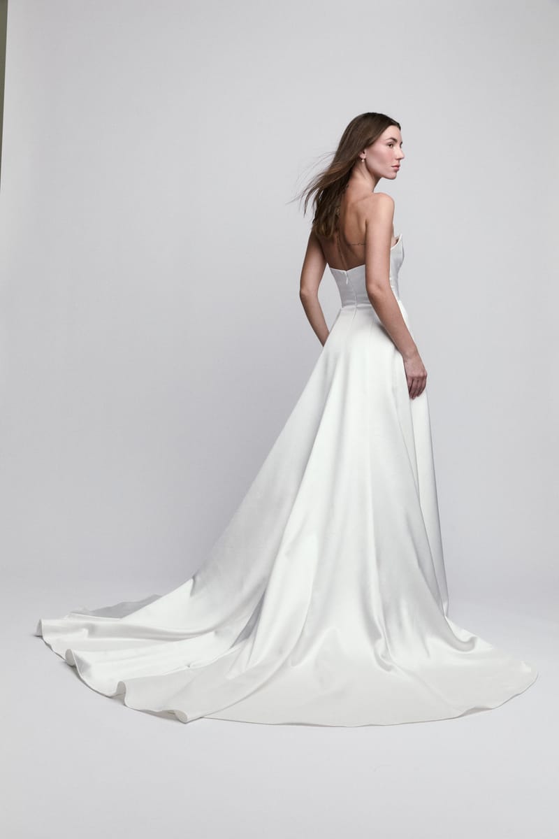 Robe de mariée minimaliste, coupe nette en mikado ivoire — Finell par Watters Designs, vue 2, showroom MADAMOON Paris 10e