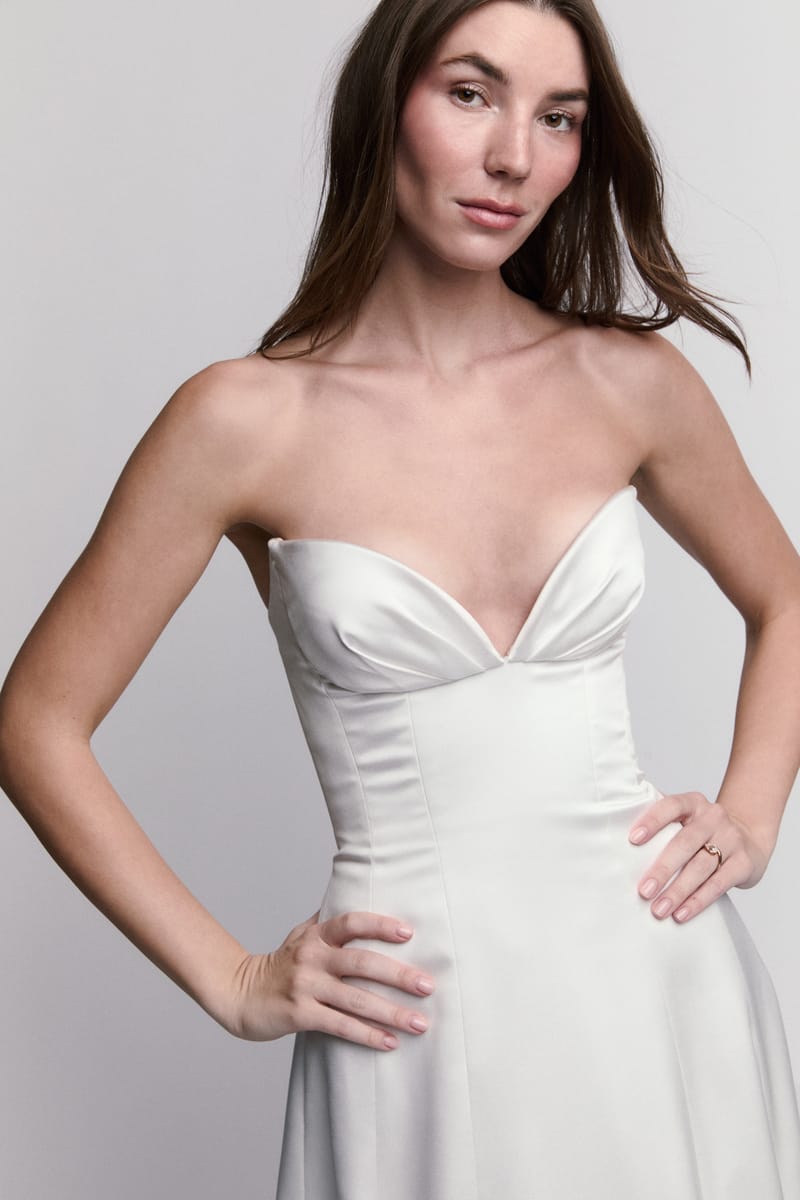 Robe de mariée minimaliste, coupe nette en mikado ivoire — Finell par Watters Designs, vue 3, showroom MADAMOON Paris 10e
