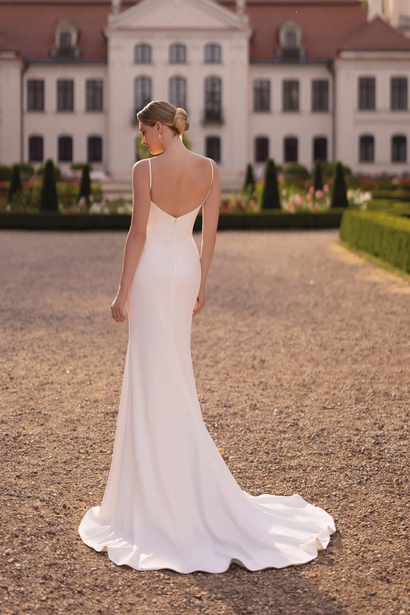 Robe de mariée minimaliste, crêpe léger, fente moderne — Milan par Monica Loretti, vue 3, showroom MADAMOON Paris 10e