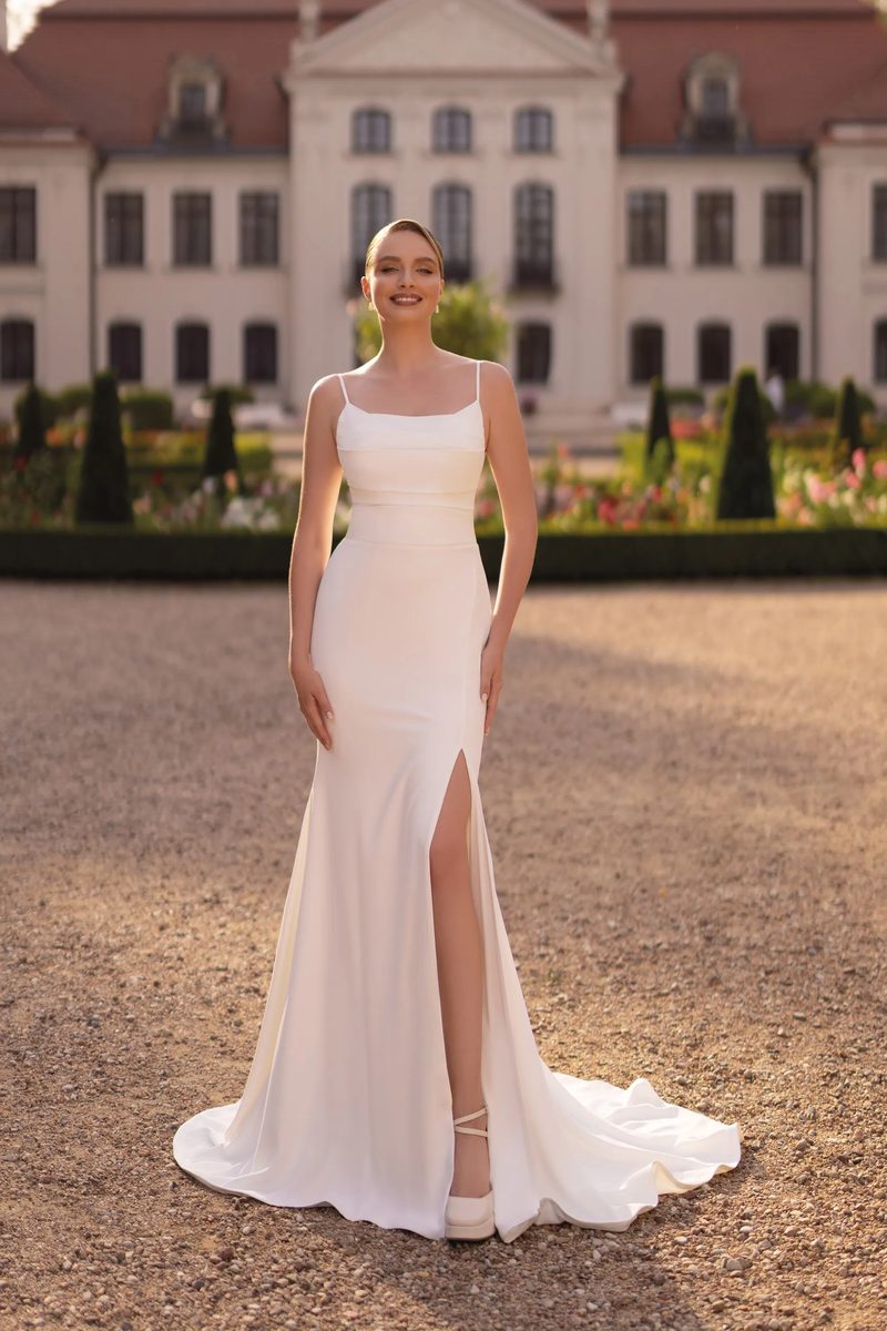 Robe de mariée minimaliste, crêpe léger, fente moderne — Milan par Monica Loretti, vue 4, showroom MADAMOON Paris 10e