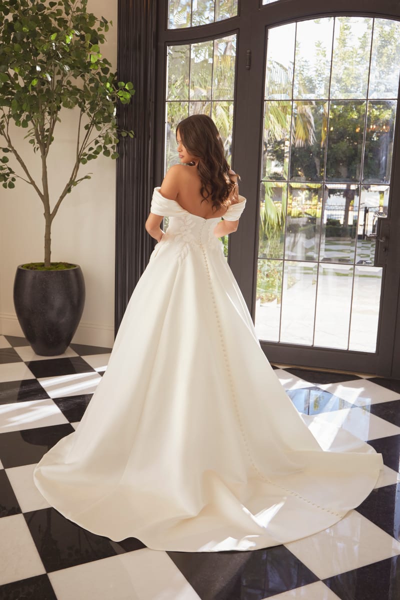 Robe de mariée fluide conseillée pour une morphologie en V — showroom MADAMOON Paris 10e