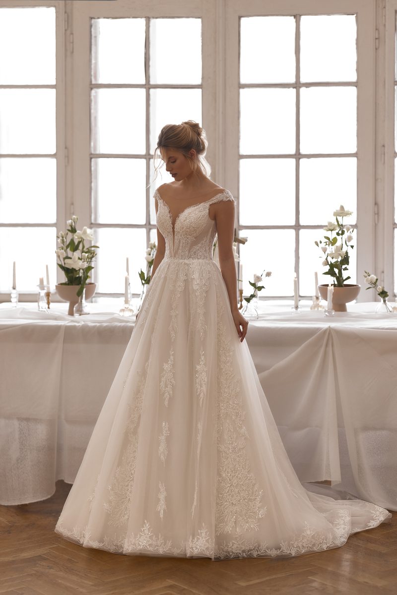 Robe de mariée princesse en dentelle — modèle Amandine, showroom MADAMOON Paris 10e