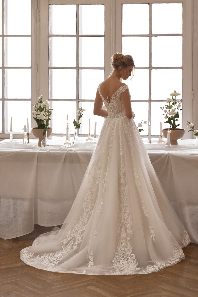Robe de mariée princesse en dentelle — modèle Amandine, vue 2, showroom MADAMOON Paris 10e