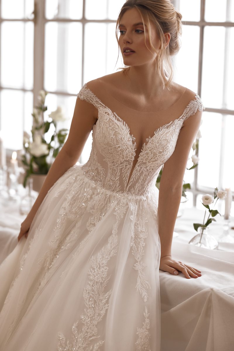 Robe de mariée princesse en dentelle — modèle Amandine, vue 3, showroom MADAMOON Paris 10e