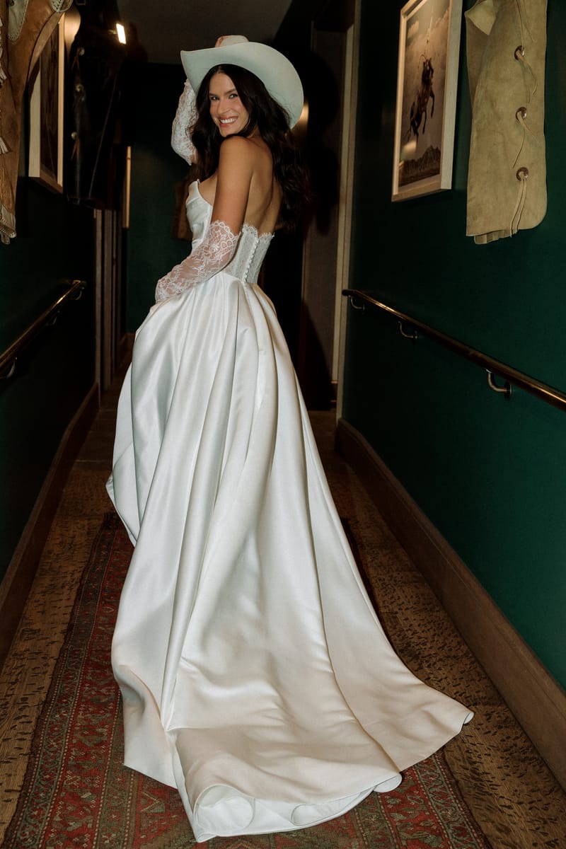 Robe de mariée princesse, mikado et manches de dentelle — Aster par Watters Designs, showroom MADAMOON Paris 10e