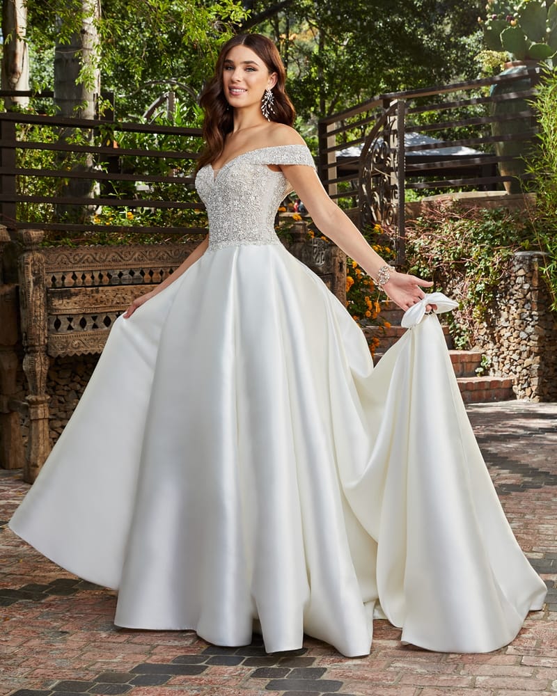 Robe de mariée princesse en mikado, épaules dénudées — Kensington par Casablanca Bridal, showroom MADAMOON Paris 10e
