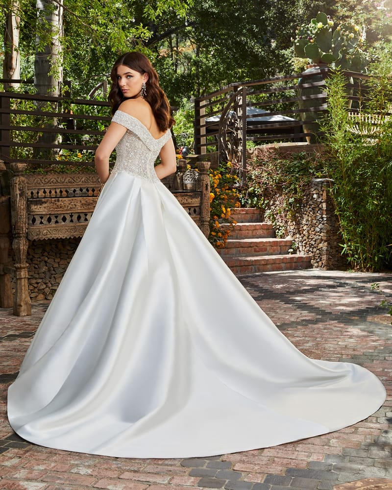 Robe de mariée princesse en mikado, épaules dénudées — Kensington par Casablanca Bridal, vue 2, showroom MADAMOON Paris 10e