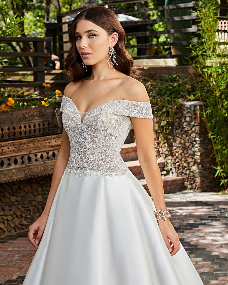 Robe de mariée princesse en mikado, épaules dénudées — Kensington par Casablanca Bridal, vue 3, showroom MADAMOON Paris 10e