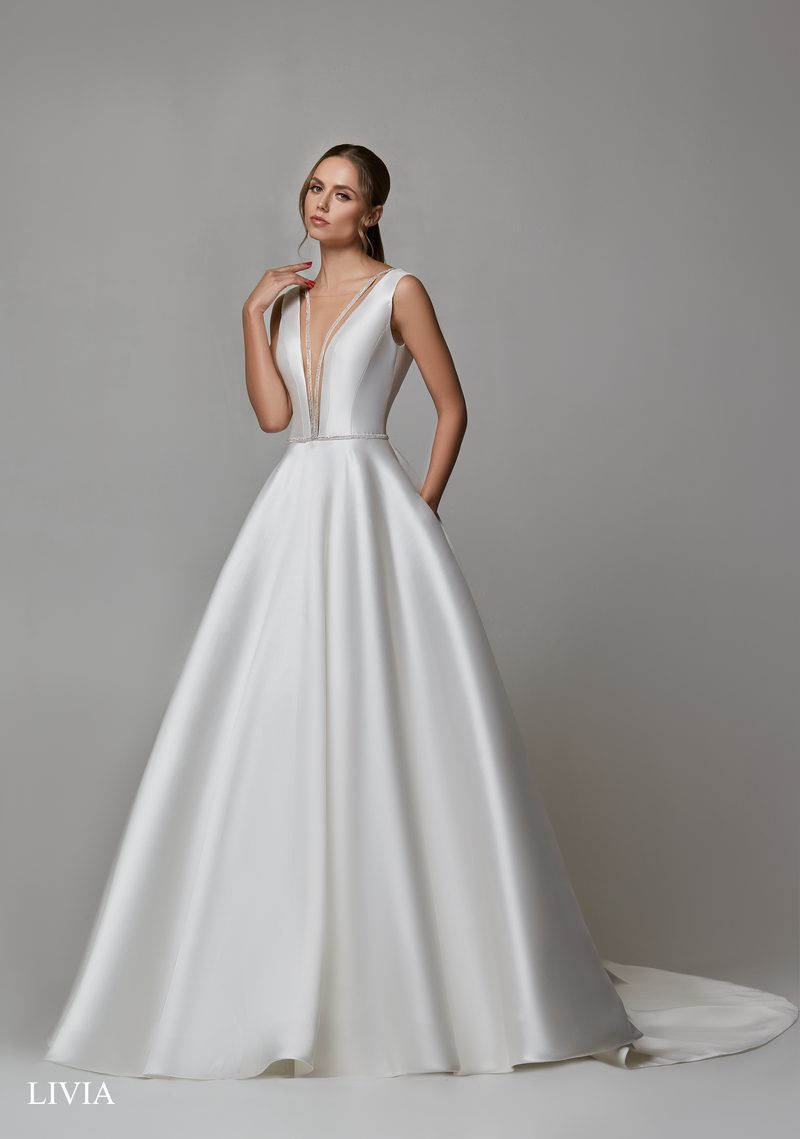 Robe de mariée princesse en mikado, décolleté en V — modèle Livia, showroom MADAMOON Paris 10e