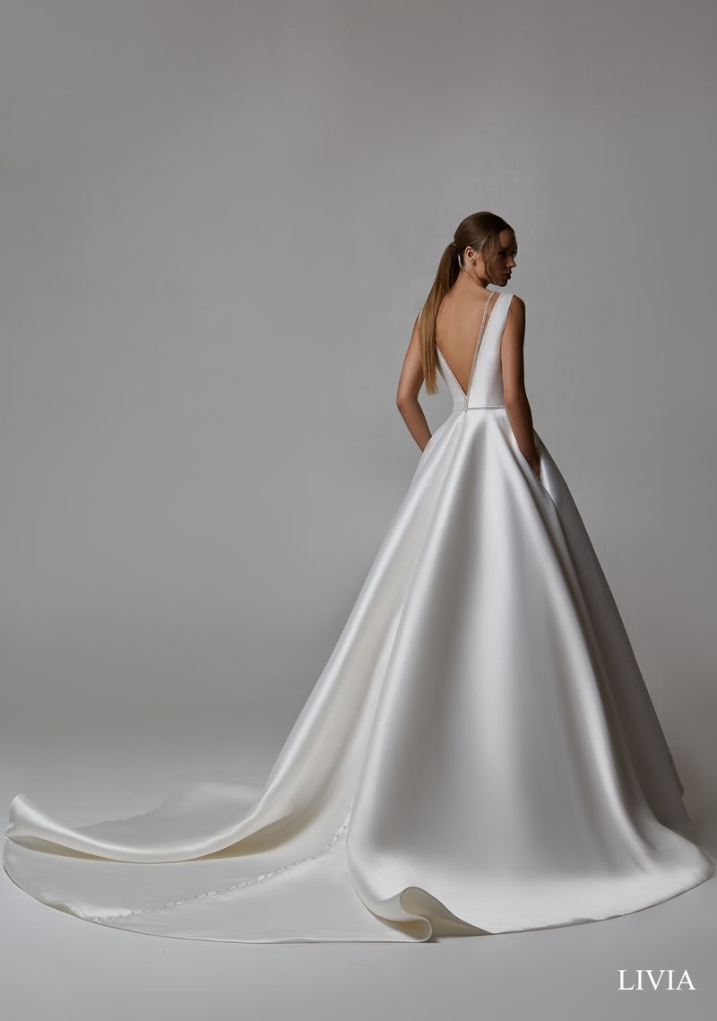 Robe de mariée princesse en mikado, décolleté en V — modèle Livia, vue 2, showroom MADAMOON Paris 10e