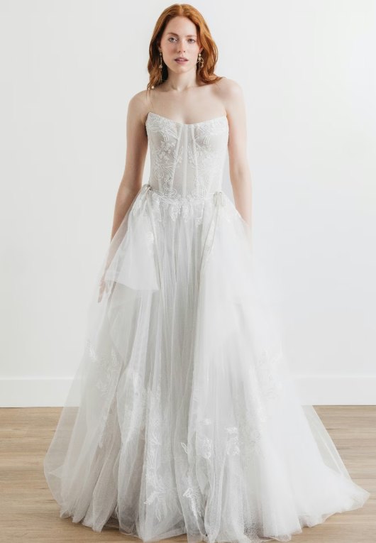 Robe de mariée princesse à taille basse, rubans de velours — Mitra par Watters Designs, showroom MADAMOON Paris 10e