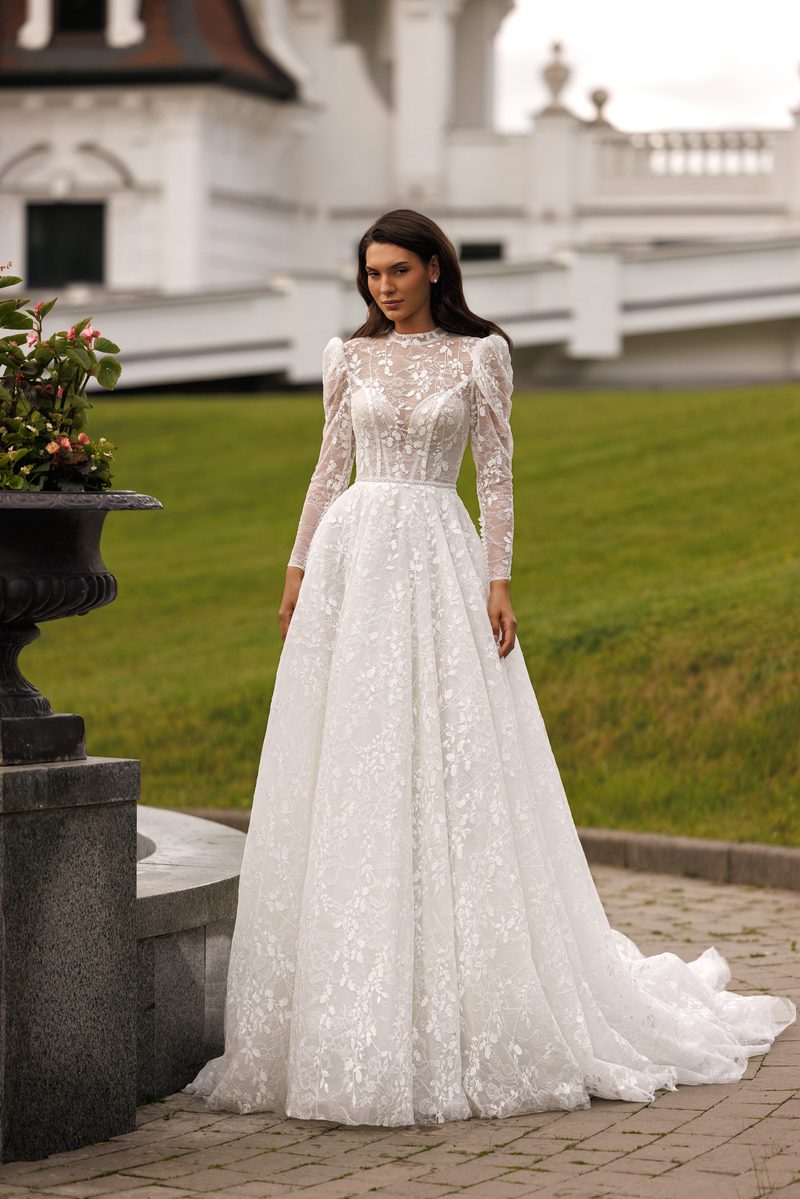 Robe de mariée princesse en dentelle brodée main — Seraphina par Olya Mak, showroom MADAMOON Paris 10e