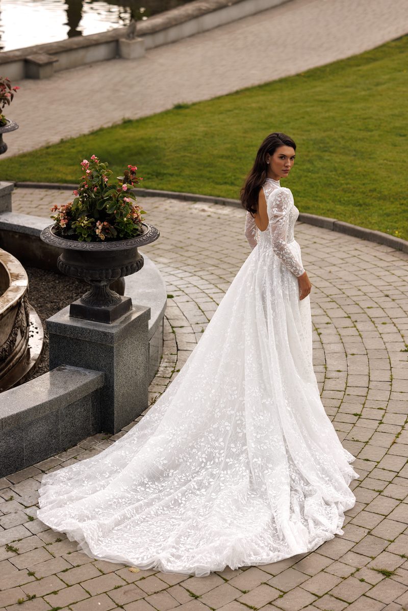 Robe de mariée princesse en dentelle brodée main — Seraphina par Olya Mak, vue 2, showroom MADAMOON Paris 10e