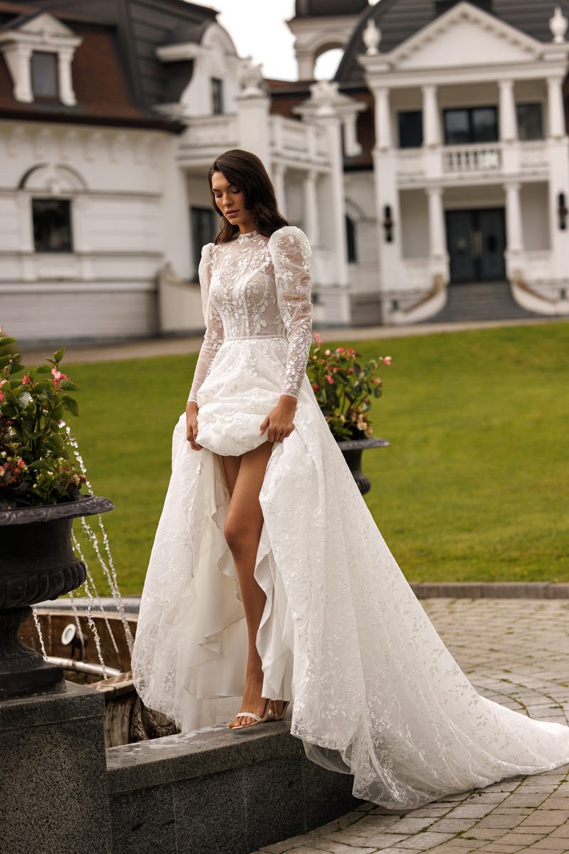 Robe de mariée princesse en dentelle brodée main — Seraphina par Olya Mak, vue 3, showroom MADAMOON Paris 10e