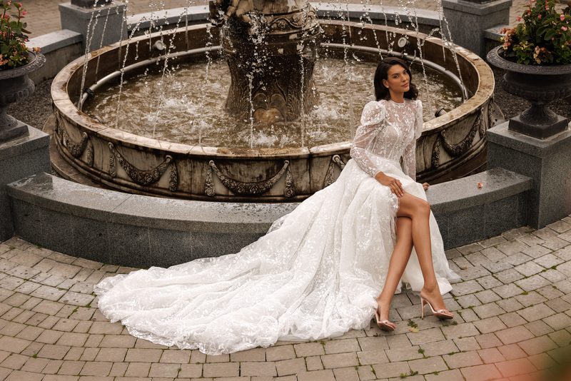 Robe de mariée princesse en dentelle brodée main — Seraphina par Olya Mak, vue 4, showroom MADAMOON Paris 10e