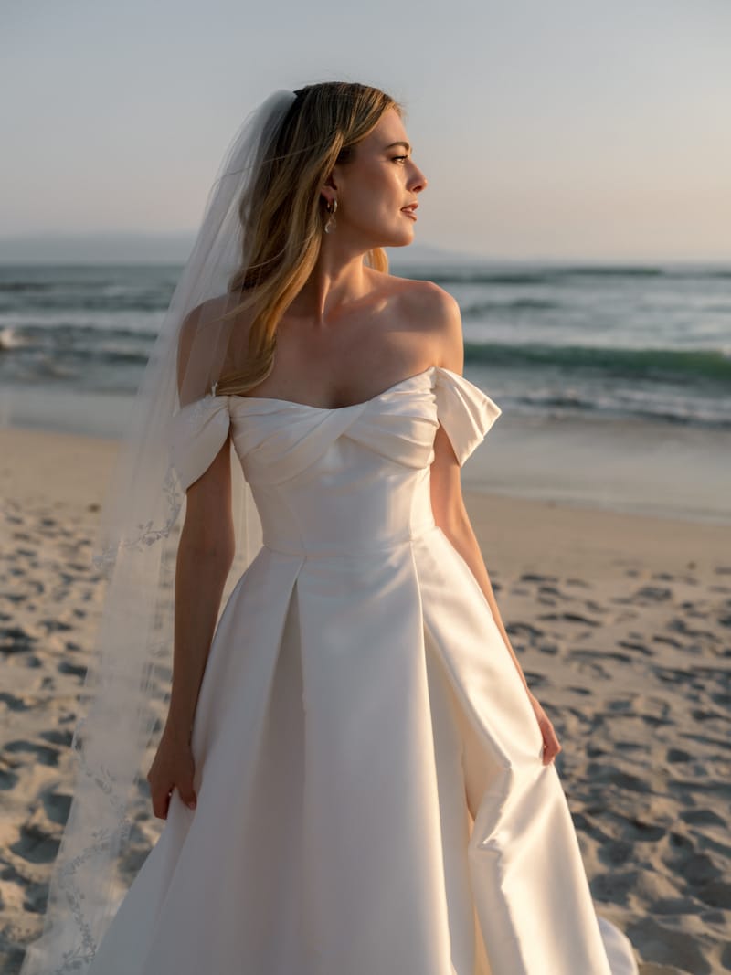 Robe de mariée princesse, mikado plissé, épaules dénudées — Trinity par Watters Designs, showroom MADAMOON Paris 10e