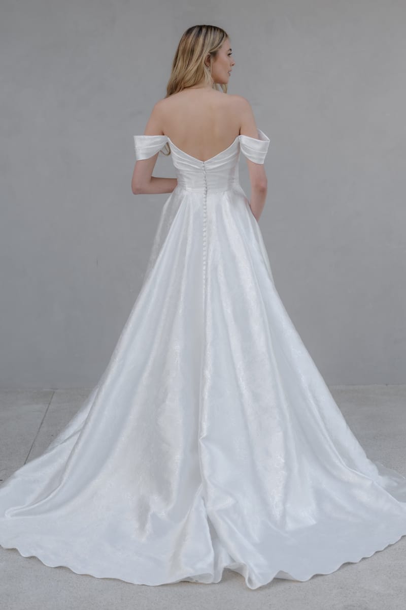 Robe de mariée princesse, mikado plissé, épaules dénudées — Trinity par Watters Designs, vue 2, showroom MADAMOON Paris 10e