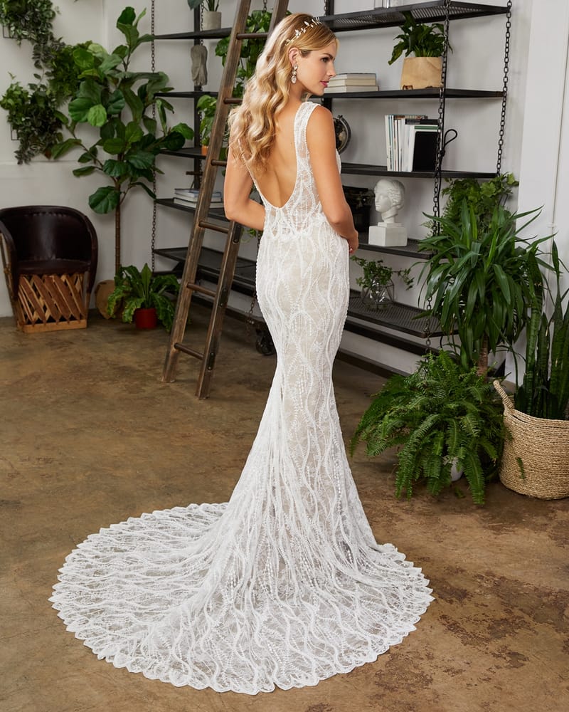 Robe de mariée sirène en dentelle romantique — Arden par Casablanca Bridal, vue 2, showroom MADAMOON Paris 10e
