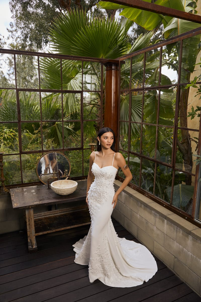 Robe de mariée sirène brodée, cape amovible — Ariel par Casablanca Bridal, showroom MADAMOON Paris 10e