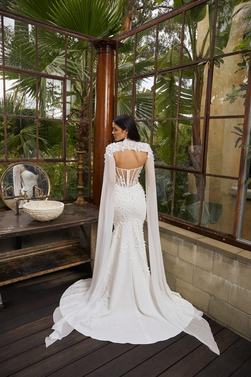 Robe de mariée sirène brodée, cape amovible — Ariel par Casablanca Bridal, vue 3, showroom MADAMOON Paris 10e