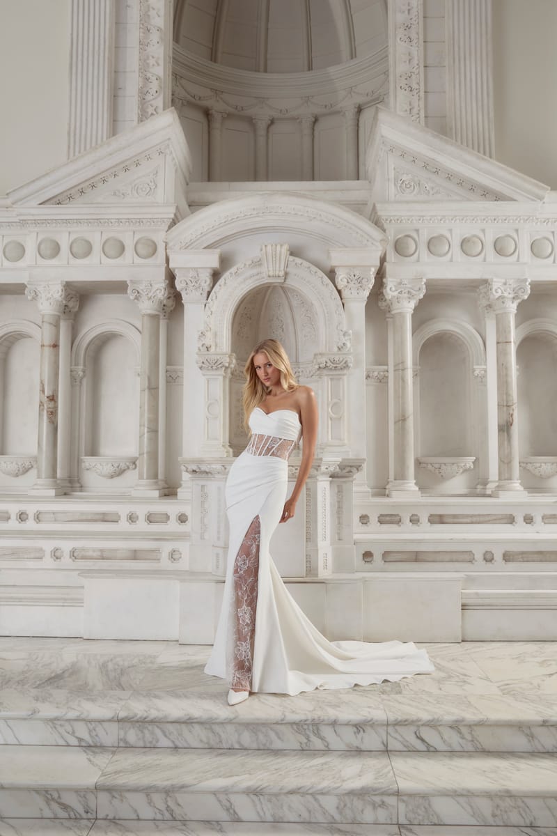 Robe de mariée sirène corset, fente haute — Charlize par Casablanca Bridal, showroom MADAMOON Paris 10e