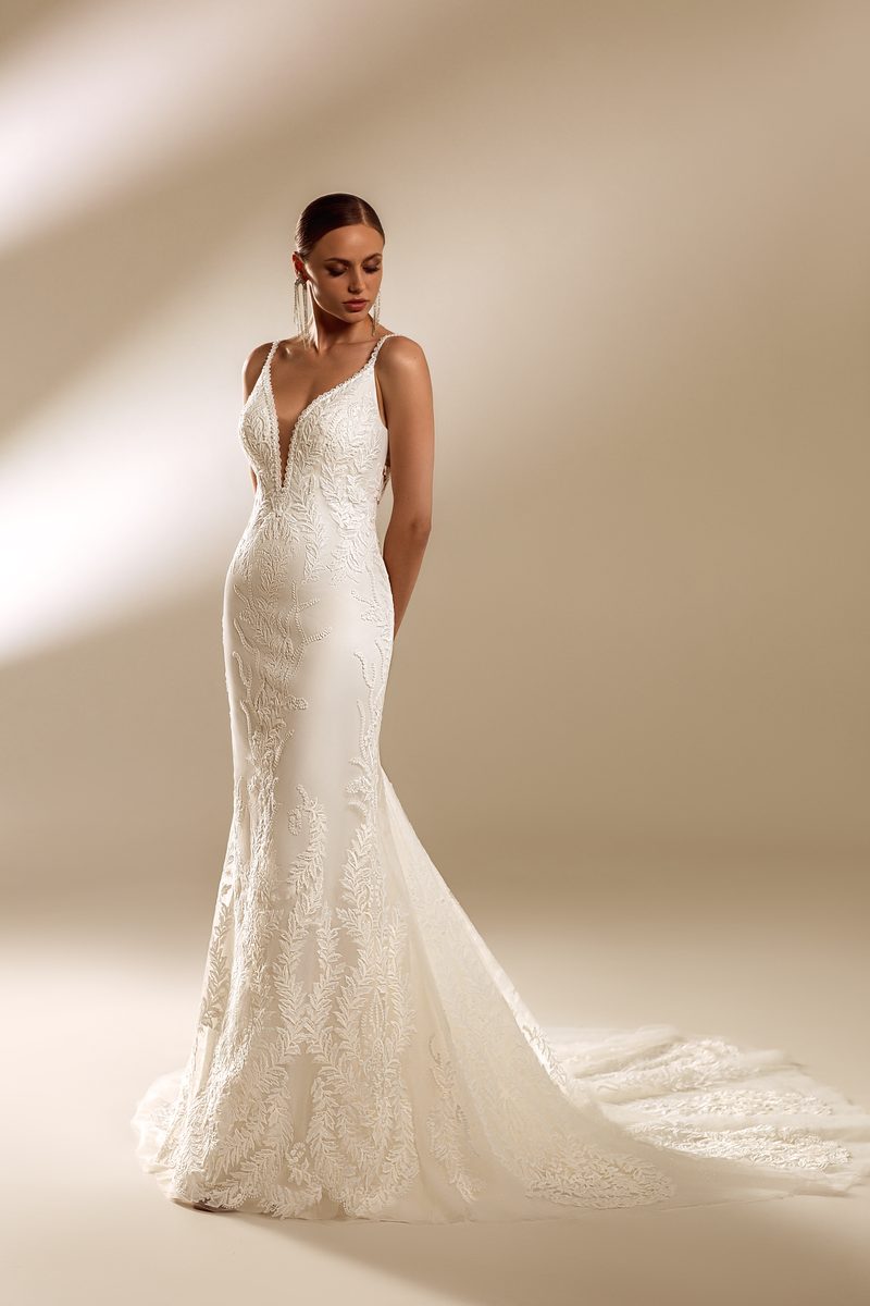 Robe de mariée sirène brodée, signature de la maison — modèle Lorette, showroom MADAMOON Paris 10e