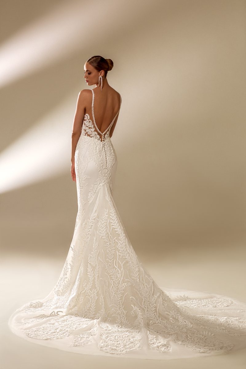 Robe de mariée sirène brodée, signature de la maison — modèle Lorette, vue 2, showroom MADAMOON Paris 10e