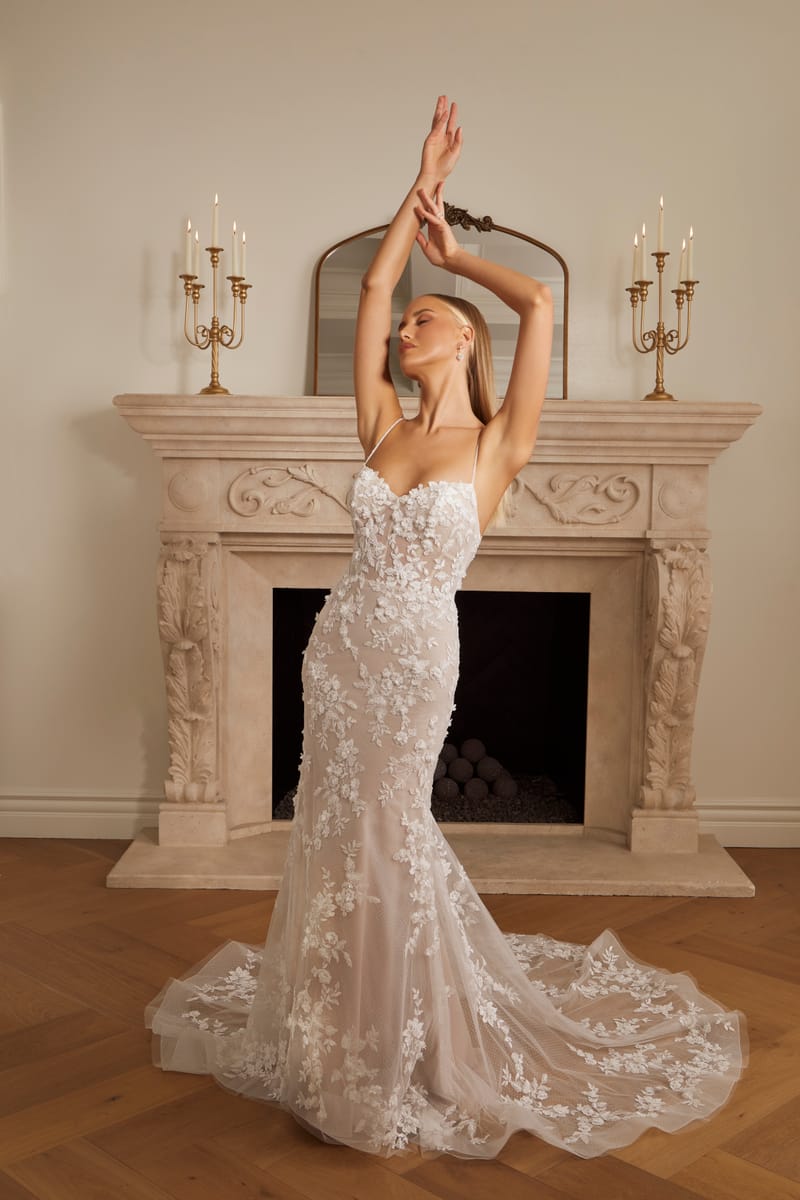 Robe de mariée sirène en dentelle 3D, manches longues — Meredith par Casablanca Bridal, showroom MADAMOON Paris 10e