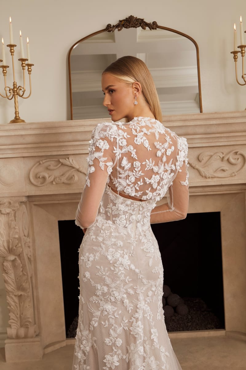Robe de mariée sirène en dentelle 3D, manches longues — Meredith par Casablanca Bridal, vue 3, showroom MADAMOON Paris 10e