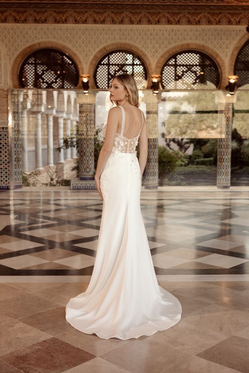 Robe de mariée sirène en crêpe, fente haute — Mira par Monica Loretti, vue 2, showroom MADAMOON Paris 10e