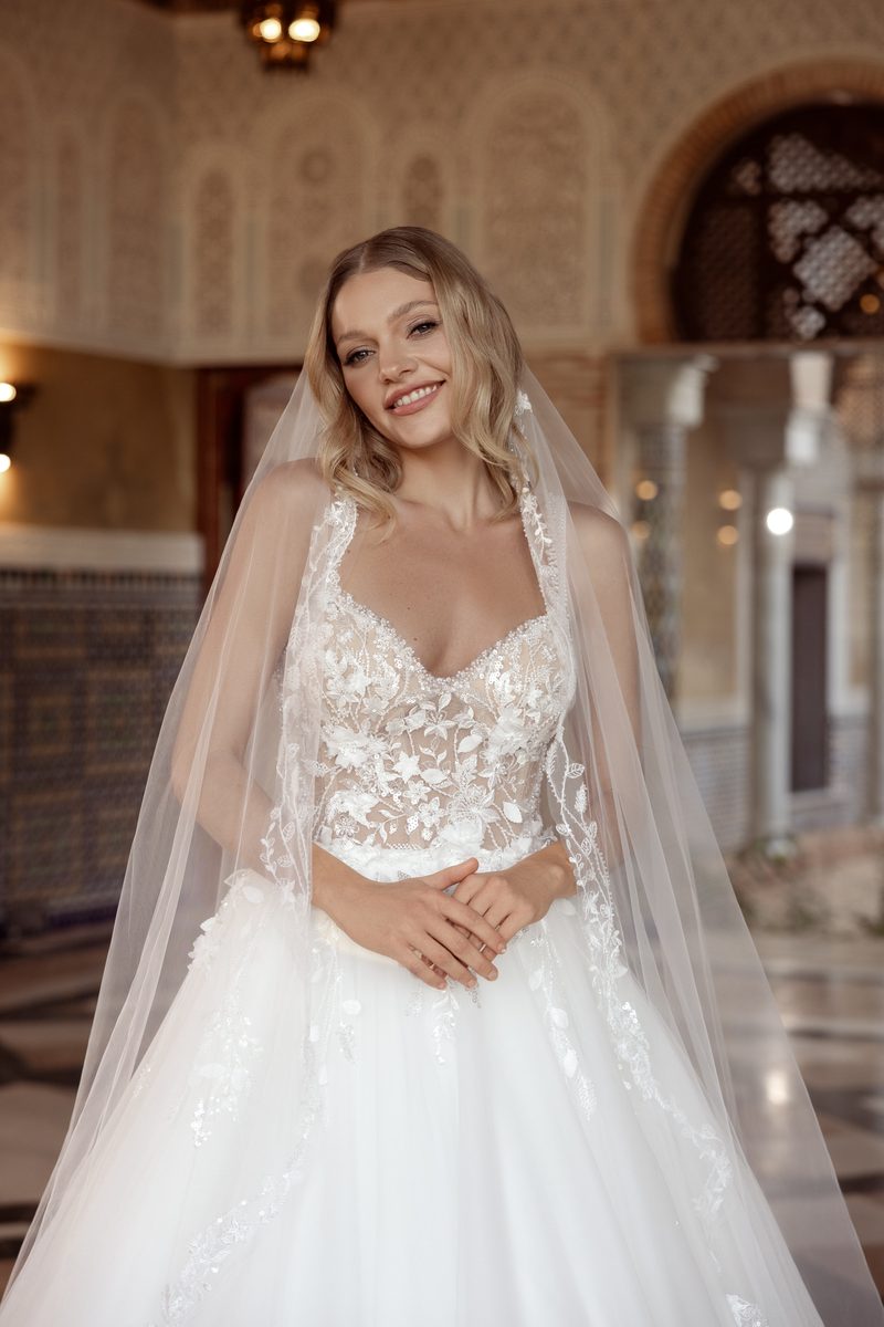 Robe de mariée sirène en crêpe, fente haute — Mira par Monica Loretti, vue 3, showroom MADAMOON Paris 10e