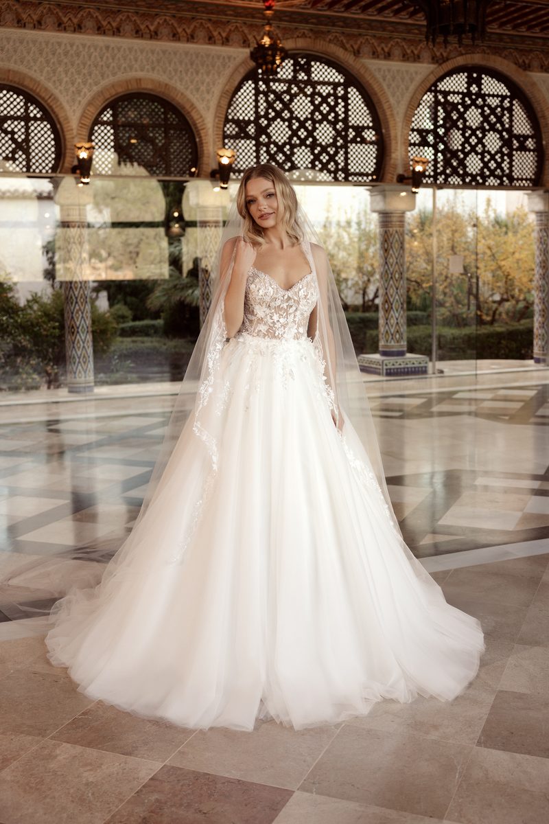 Robe de mariée sirène en crêpe, fente haute — Mira par Monica Loretti, vue 5, showroom MADAMOON Paris 10e